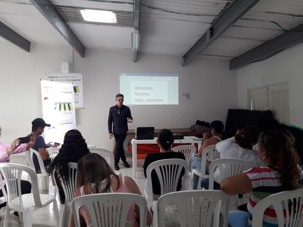 FenalcoCaldas's tweet photo. Seguimos con las capacitaciones en el programa #EmpresarioDeBarrio. Hoy en una capacitación de cómo usar Herramientas Tecnológicas. @aguasmzl @BarrioAmigoMzl @CiudadManizales #Celema @confacaldas @RedebanM 
#AntillasSeguros #Formación #CapacitaciónAComerciantes https://t.co/F1vz5FvUC3