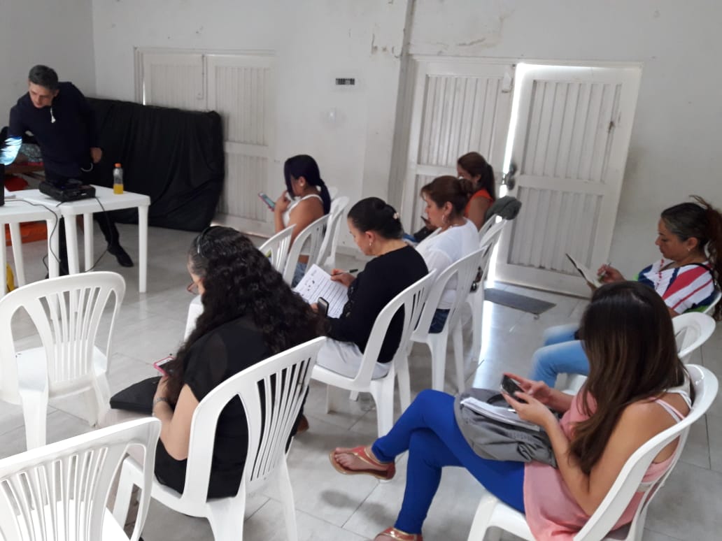 FenalcoCaldas's tweet photo. Seguimos con las capacitaciones en el programa #EmpresarioDeBarrio. Hoy en una capacitación de cómo usar Herramientas Tecnológicas. @aguasmzl @BarrioAmigoMzl @CiudadManizales #Celema @confacaldas @RedebanM 
#AntillasSeguros #Formación #CapacitaciónAComerciantes https://t.co/F1vz5FvUC3
