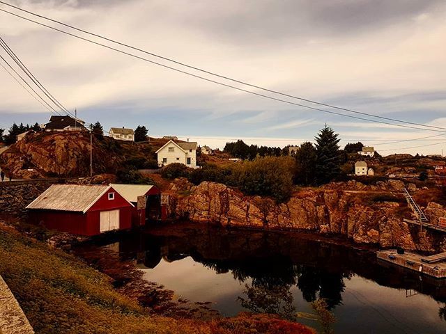 Flesjar's tweet photo. #Summer på #Fedje #naust #sun #nostalgic #samsung8plus #nature https://t.co/jctiZHyuOz https://t.co/pwNNh31FZ4