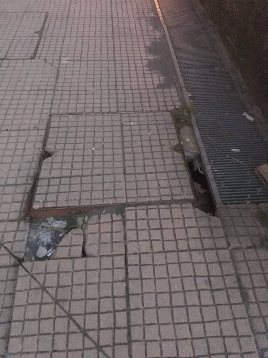 MayritAlmazabal's tweet photo. En Padre Hurtado con Desiderio Sanhueza, el mal estado de las veredas y tapas, han generado fuertes caídas a quienes circulan allí: ATENCIÓN https://t.co/Dmo6U0HI8Q