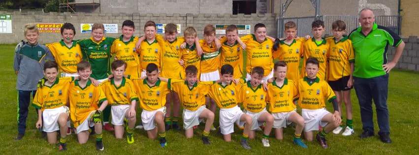 ArdnareeSarsGaa's tweet photo. Ardnaree Sarsfields U12s proudly sporting their new kit, pictured with Charlie Doherty of  Dohertys Daybreak who generously sponsored the jerseys. https://t.co/5gzOlxrYRu