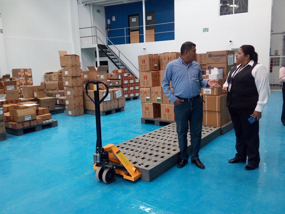 AbgMaryMonar's tweet photo. Recorriendo la bodega de medicamentos de la Coordinación Zonal del @SSC @seguro_campesino, y haciendo la entrega de los mismos a los diferentes dispensarios. https://t.co/0yU0BuBloJ