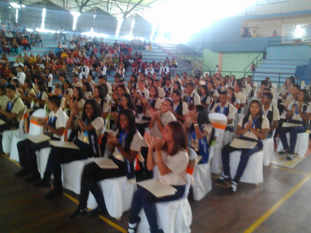 zonaeducanum9's tweet photo. Acto de graduación de los estudiantes del Liceo "José E. Rodo" los ahora bachilleres recibieron sus certificados por parte de la Autoridad Única de Educación en #DeltaAmacuro @yaritzadelta y el Director de la Institución Omar.. @JauaMiranda @MPPEDUCACION @GobLizeta @loa_palante https://t.co/LvgDVwwHuK