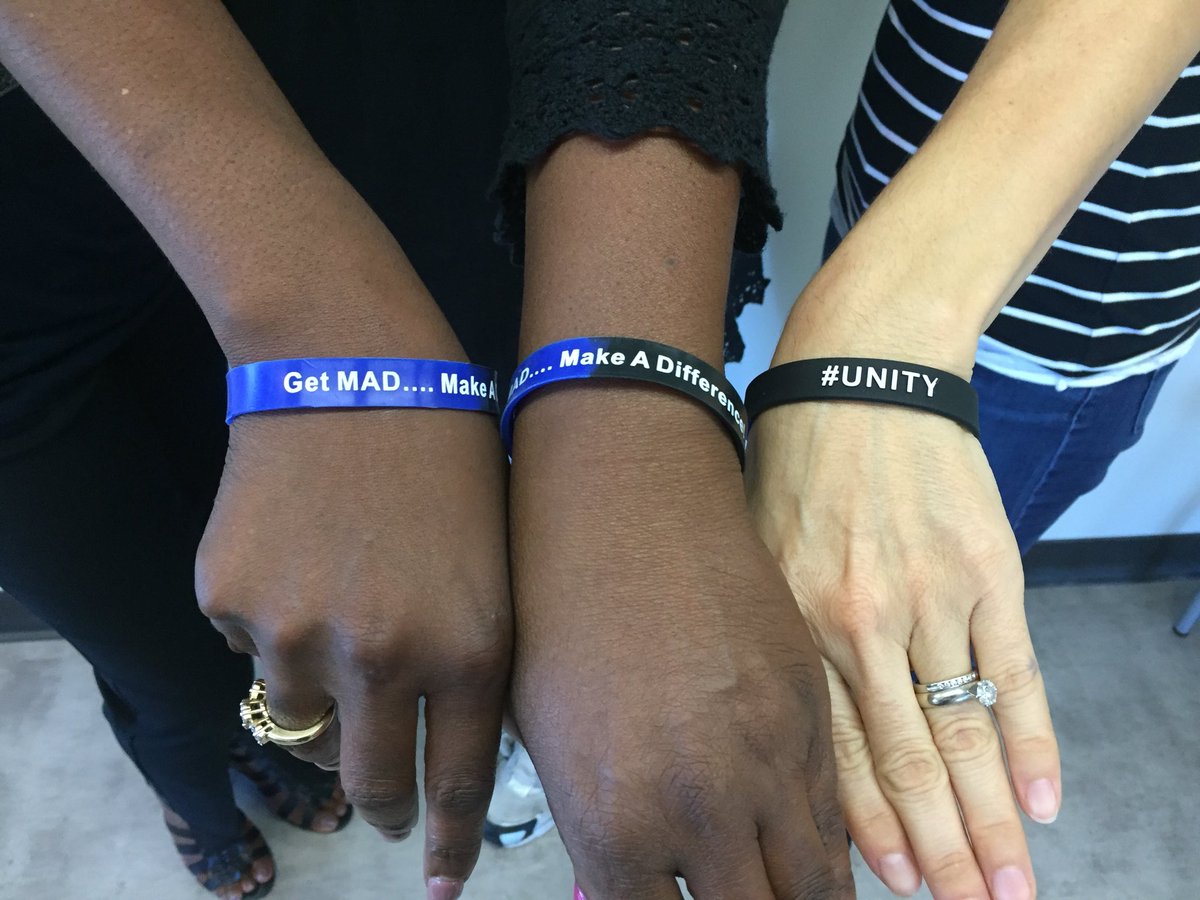 lizzylou104's tweet photo. Let’s stand up against gun violence towards black youth AND police officers and bring these communities together. #unity #bb725 https://t.co/73xFbS1MHU