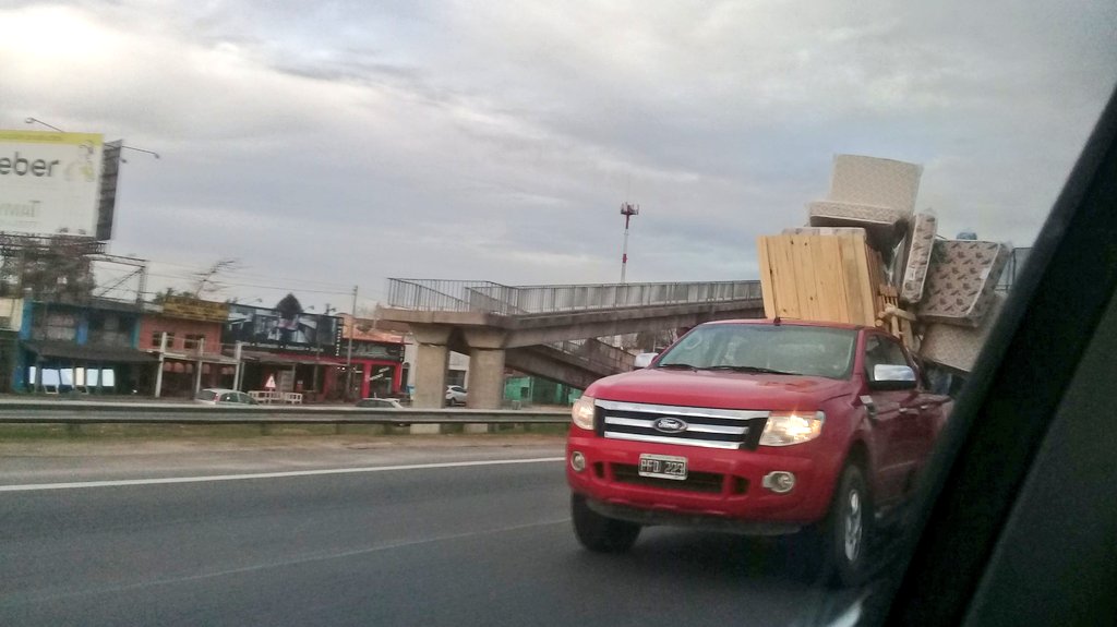 lapanaweb's tweet photo. Cosas que vemos en #Panamericana  ...  el flete sale menos que la patente o el seguro de esa camioneta. Porque ignoramos la seguridad vial? @Axeldellolio https://t.co/dTYFeMYn7M
