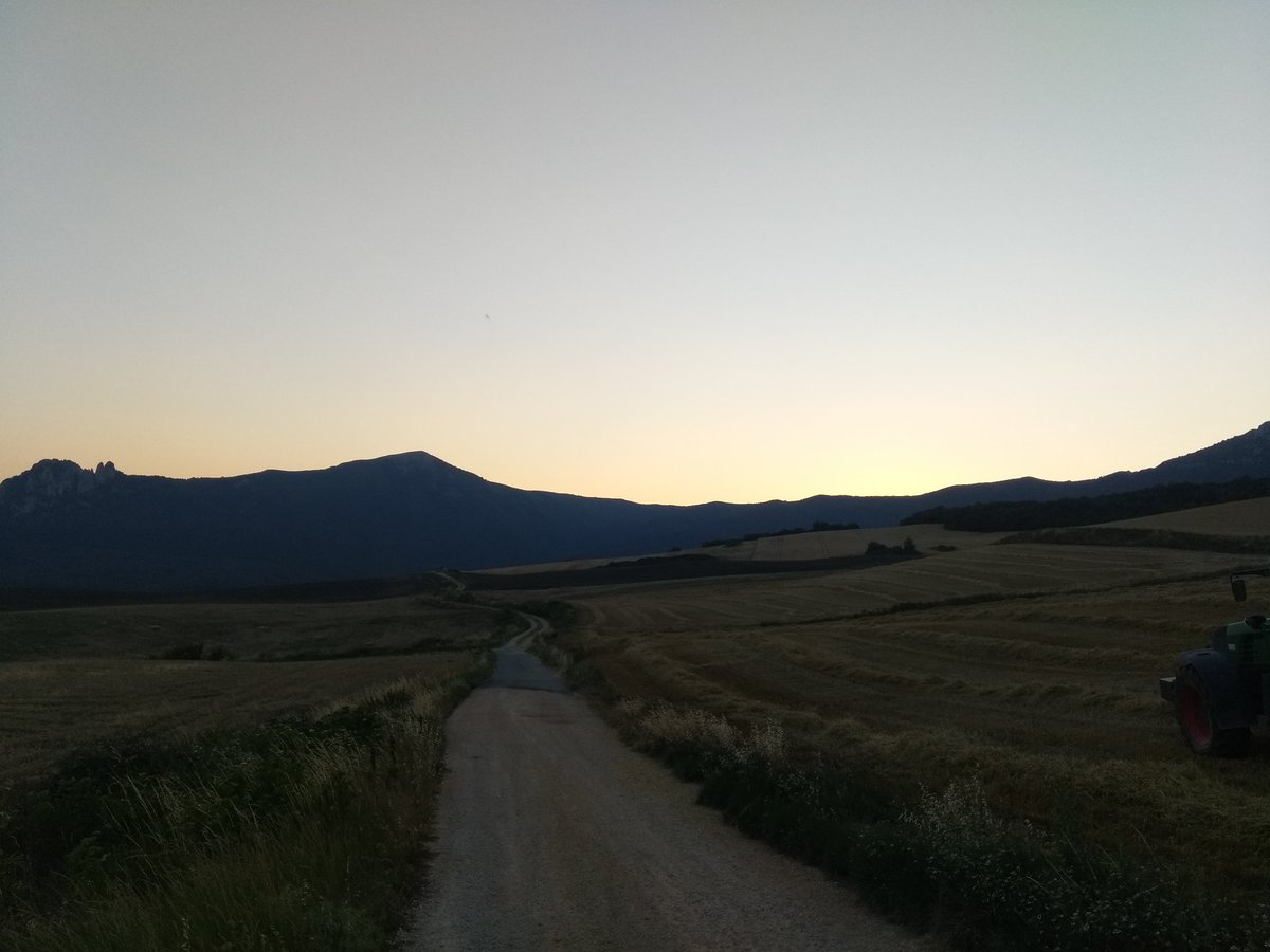 ana_ibarrola's tweet photo. Hoy sin rastro del #EfectoFohen la temperatura en #Nazar a las 21:00 es de 29°. Dormiremos un poco peor, pero una ligera Brisa nos salva @eguraldiaETB @eguraldia @ElTiempoNavarra @AEMET_Navarra @AEMET_Esp @ElTiempoA3 @Euskalmet @laberrueza https://t.co/XcSCrqxc7O