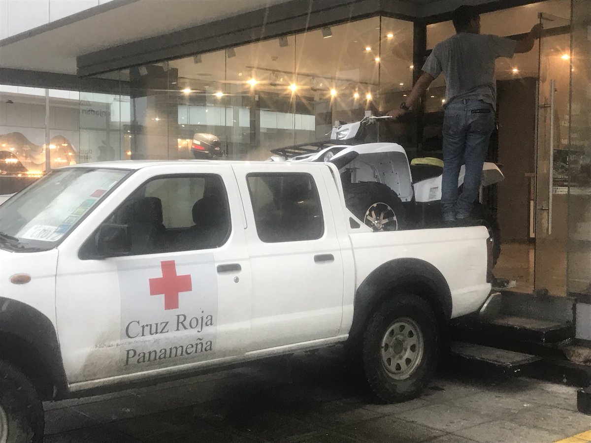 YoyiFernandezu's tweet photo. Hoy queremos todos los voluntarios de @CruzRojaPanama agradecer al Sr Presidente @JC_Varela por esta donación al comité de @crportobelo que servirá en los operativos del Cristo negó y de las emergencias GRACIAS https://t.co/JTXoPiFJKR