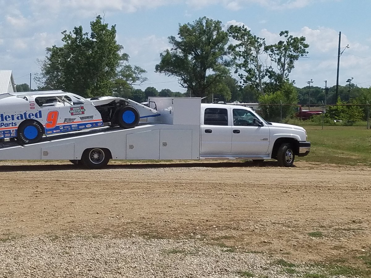 pe_davis1's tweet image. The @FederatedAuto 9 @DIRTcar_Racing Modified ride for @KenSchrader has rolled in to @TheActionTrack pit area as they accompany the @USACNation Sprints @NosEnergyDrink #INSprintWeek date this evening. #INSprintWeek #ISW18 #THAT