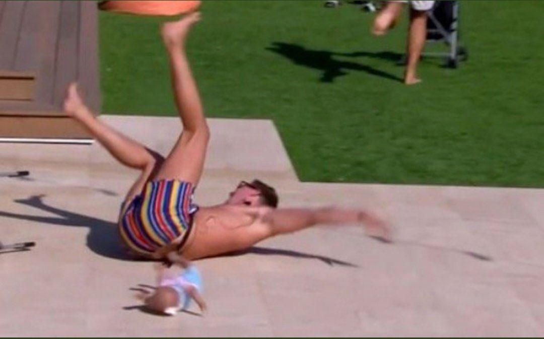 aheroicflirt's tweet photo. i can’t stop laughing #LoveIsland https://t.co/nZJAJYYBdv