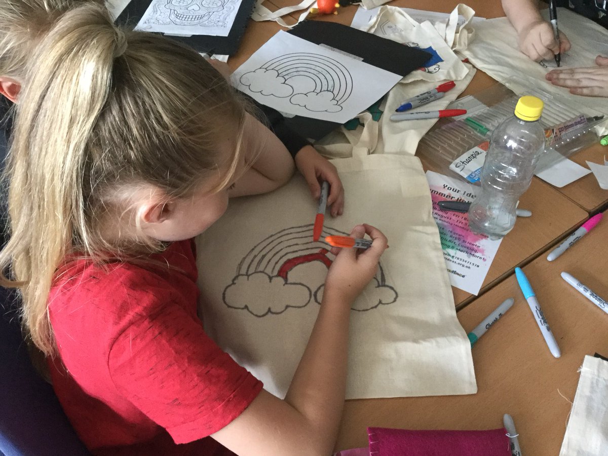 The tote bag design activity would not have been possible without the extremely generous donation of the bags from <a href="/ILoveDoodlebag/">Doodle Bag</a>, these high quality durable bags will continue to be carried with pride by the children throughout a fun filled summer of activities.