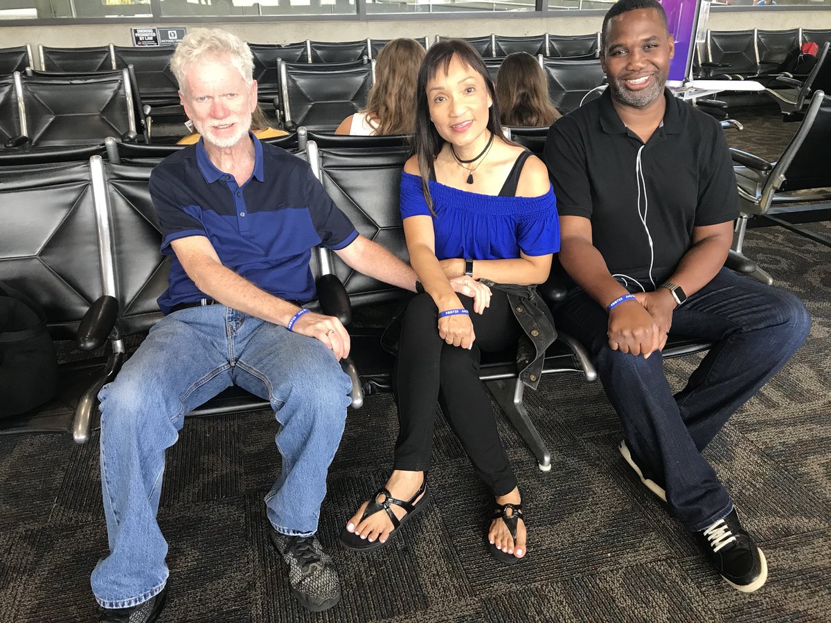 YenLMarshall's tweet photo. On our way to our #NELP friends wedding in #Kona for #HappilyEverTripette. Showing off our black and blue for @cyntgm and her ‘2cynts’ #BB725 today 7/25, to honor young black men and polices who were killed senselessly, and to promote #Unity. https://t.co/guK2TYQFxw