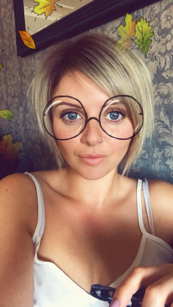 LauraAnne2119's tweet image. Before&amp;amp;After... Love my new huuuuur💁🏼‍♀️💇🏼‍♀️💆🏼‍♀️
#bob #shadowroot #newhair #newme