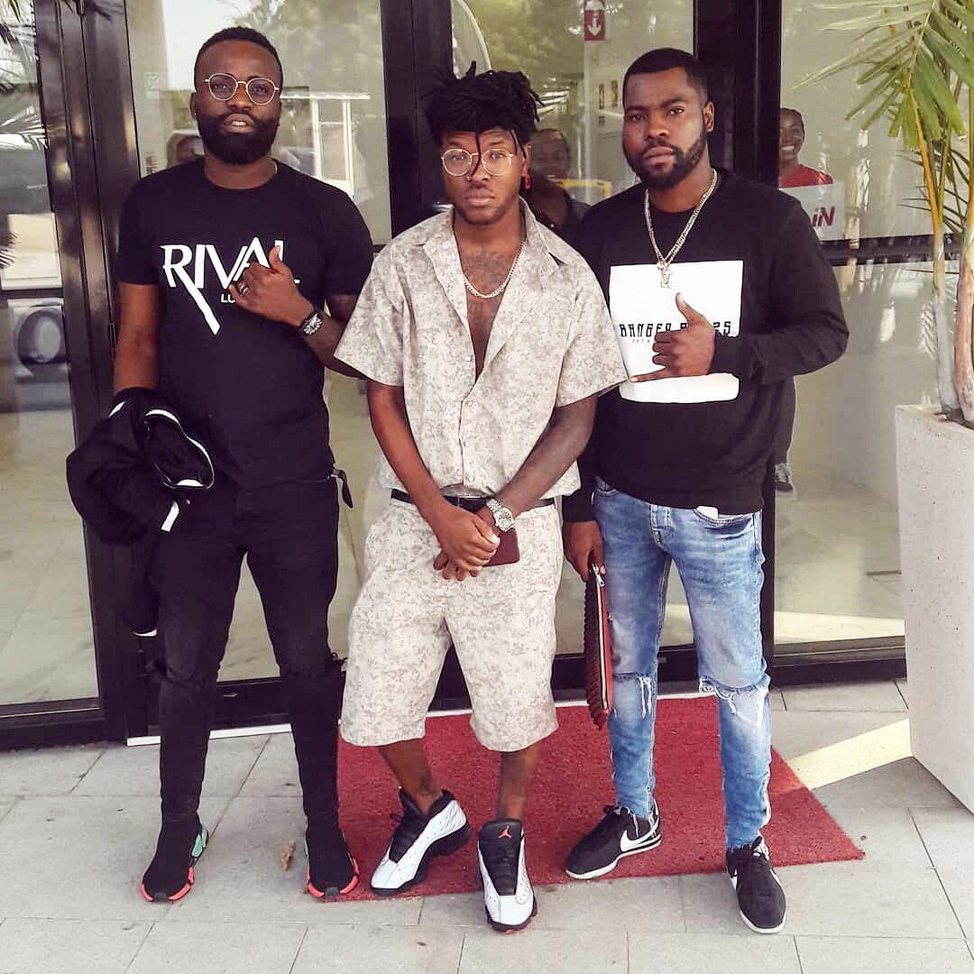 rivaluanda's tweet image. Músico @preto__show usando @rivaluanda no seu dia-a-dia 🎵 

#bengaaa #pretoshow #rivaluanda #fuiembora #clepatia