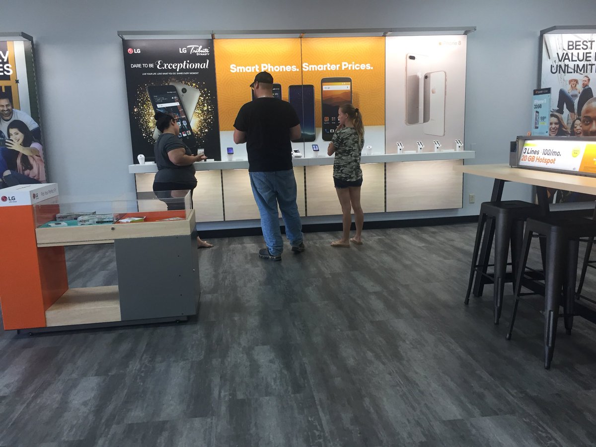 Jasmine @ STL Mobile in Clarksville, TN helping these customers select the perfect phones &amp; family plan! #BoostNation #DCICares