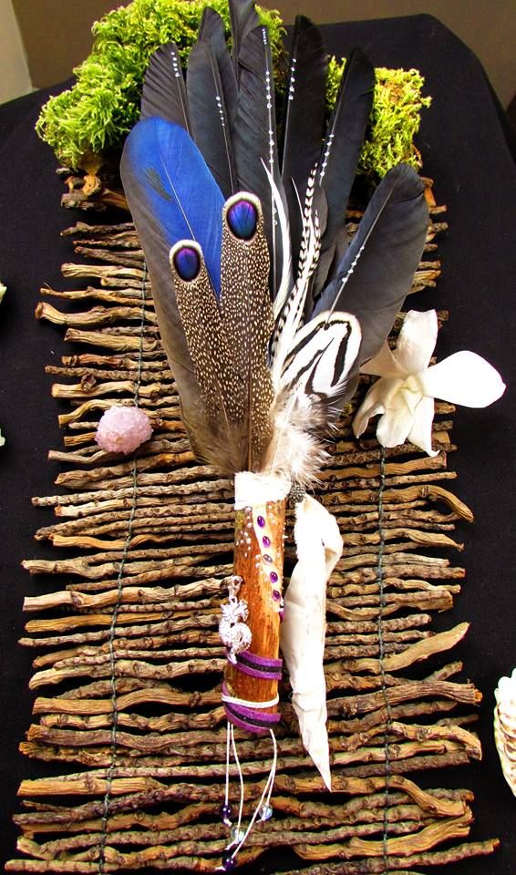 plumesdamazone's tweet photo. éventail fumigation énergie des #Dragon 
#plume #naturelle #corbeau #perroquet, manche en #bois 
#pierres #améthystes et #iolite. #Pyrograve de l’œil de l'Homme Médecine
#NativeAmerican #Amériendien #purification #chaman #chamanisme #artisanal
disponible : https://t.co/LgRVdusX96 https://t.co/nJBb2HIWde