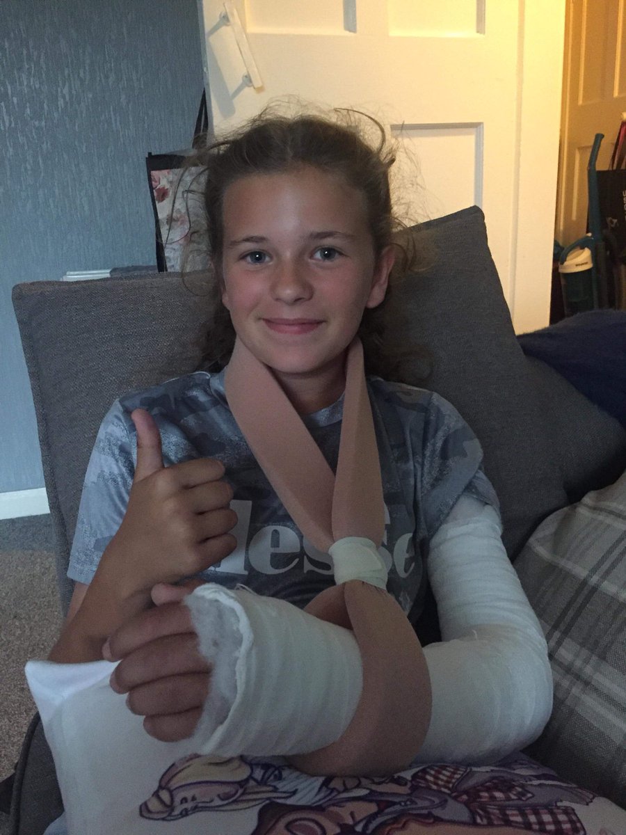 EvonneJohnston's tweet image. This is a shout out to @LittleMix!!!! This young lady is due to watch you perform on Friday @RocktheStadium in Falkirk!!!! Two broken bones and surgery in the morning......please can you give her a shout out!!!!! @keeleym0 @sandra0684 #gutted #mightnotmakeit #specialfriends