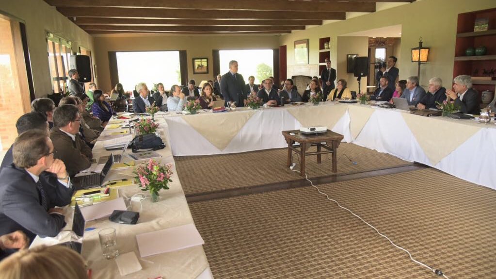 IvanDuque's tweet photo. Realizamos nuestra primera reunión con el gabinete ministerial designado.  Establecimos los lineamientos de nuestro gobierno sobre los pilares de legalidad, emprendimiento y equidad, con ejes transversales en infraestructura, sostenibilidad ambiental e innovación. https://t.co/nhD5b89GwO