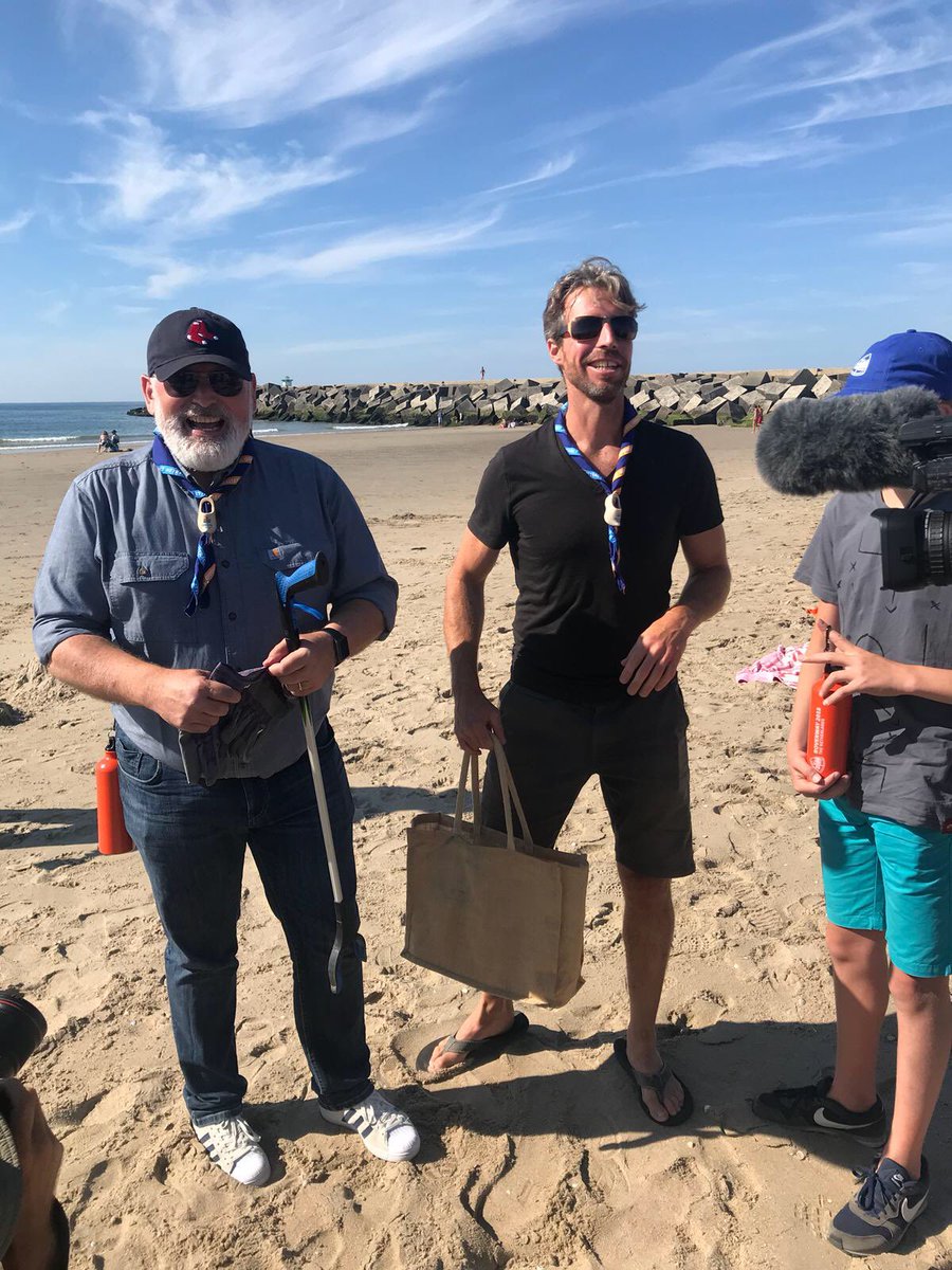 merijntinga's tweet photo. Beach Clean Up in Scheveningen met @TimmermansEU en de scouts van @Roverway2018 - #PickUp10 gebruikt om de rotzooi vast te leggen:  in minder dan een half uur meer dan tien zakken vol! Trots! #snelstatiegeld https://t.co/jg9mohAbqt