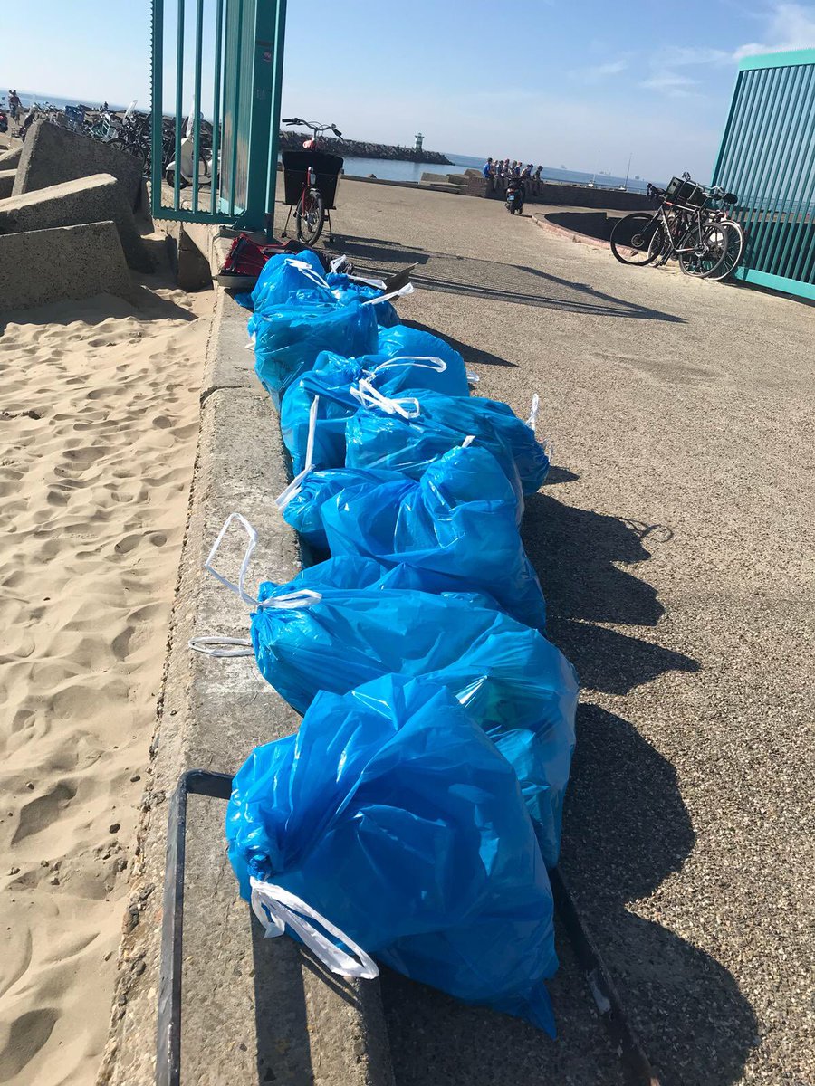 merijntinga's tweet photo. Beach Clean Up in Scheveningen met @TimmermansEU en de scouts van @Roverway2018 - #PickUp10 gebruikt om de rotzooi vast te leggen:  in minder dan een half uur meer dan tien zakken vol! Trots! #snelstatiegeld https://t.co/jg9mohAbqt