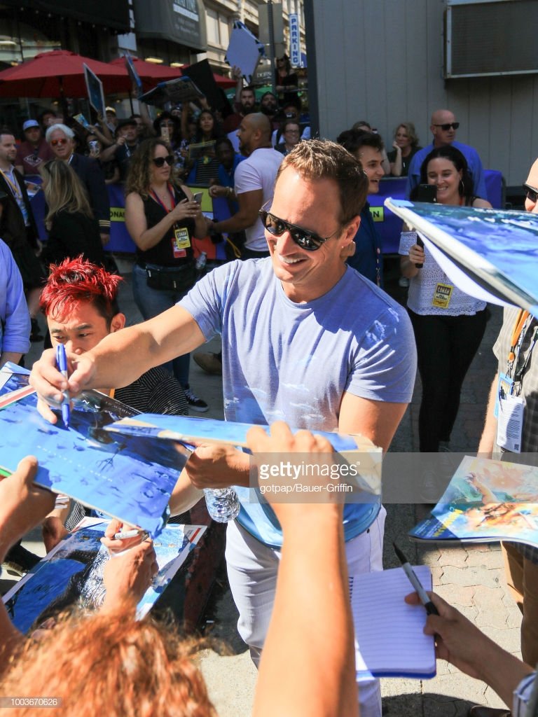 bestofpwilson's tweet photo. 📽| patrick wilson signs for fans during #sdcc on july, 21. (3/3) https://t.co/SxP97Aykeo