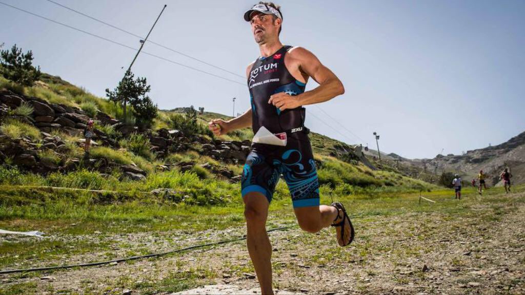 ssantiruizg's tweet photo. Bajando por la mítica pista de el Río de @websierranevada durante la carrera a pié del triatlón de Sierra Nevada. Un gustazo correr por la hierba mojada y los charcos que hay por todos lados ahora en la estación de esquí. 
#triatlon #barefoot #lunasandals https://t.co/ngukdlJgVo