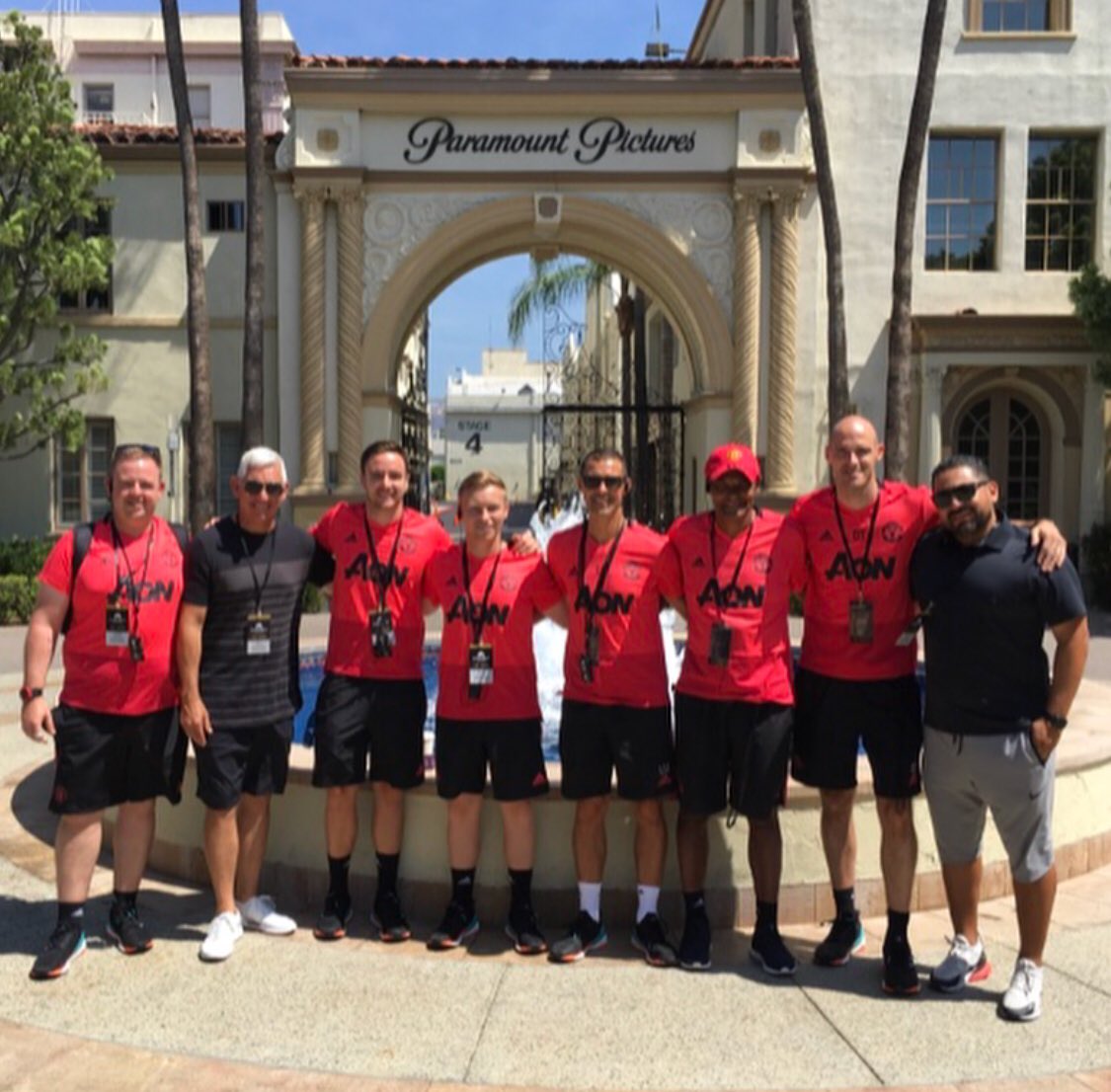 ViewpointSoccer's tweet photo. Varsity Boys Head Coach @CoachWillieDiaz hanging with Manchester United coaches and players during their visit to the states. https://t.co/5MnJwYm3ty