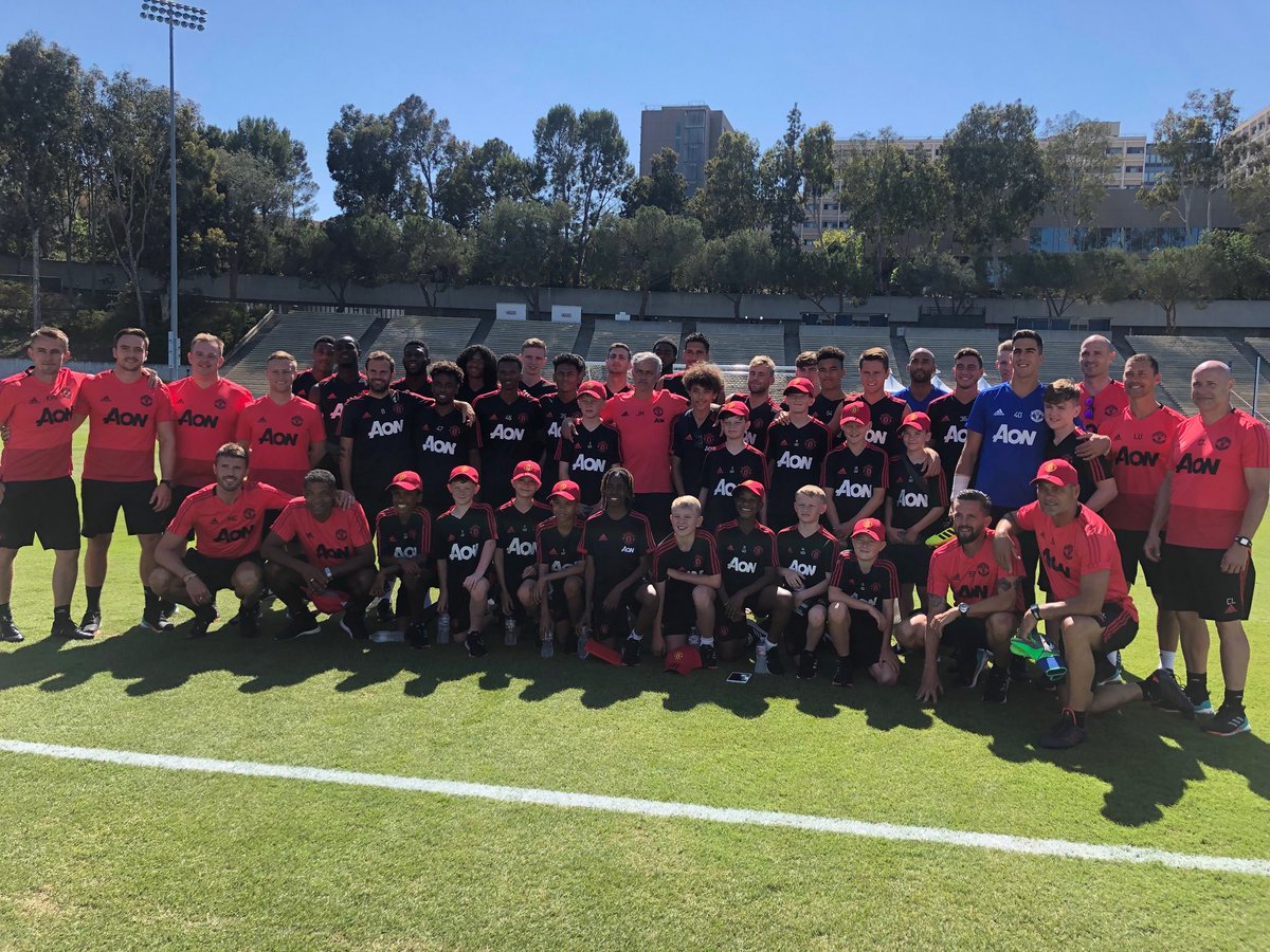 ViewpointSoccer's tweet photo. Varsity Boys Head Coach @CoachWillieDiaz hanging with Manchester United coaches and players during their visit to the states. https://t.co/5MnJwYm3ty