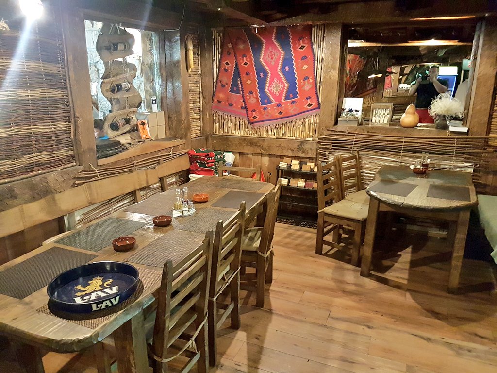 milosblagojevic's tweet photo. Nije reklama, ali vredi spomenuti i naravno preporučiti, restoran Stara Hercegovina (naselje Tuli), od #Trebinja ka #HercegNovi
Zaista fenomenalna i ukusna hrana. Sve preporuke od mene vrsnog gurmana. 😁😎 https://t.co/sOY0GDTPlG