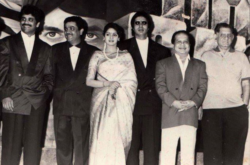 AmitAgrawl's tweet image. Rare pic from Khuda Gawah @SrBachchan @iamnagarjuna @SrideviBKapoor @BeenaSAnand #AnandBakshi #Lakshmikant ji
#CelebrateBachchan 
FYI @juniorbachchan @earth2angel @twittdaddy25 @BollywoodBest @Bollywoodirect @VintageMuVyz @CinemaRareIN @DilawarLakhara