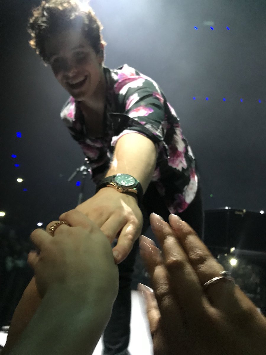 ssatenas's tweet photo. When I say "I want you close to me, I want you close, I want you closer" I mean like this

#MTVHottest Shawn Mendes https://t.co/yRoC1jERxi