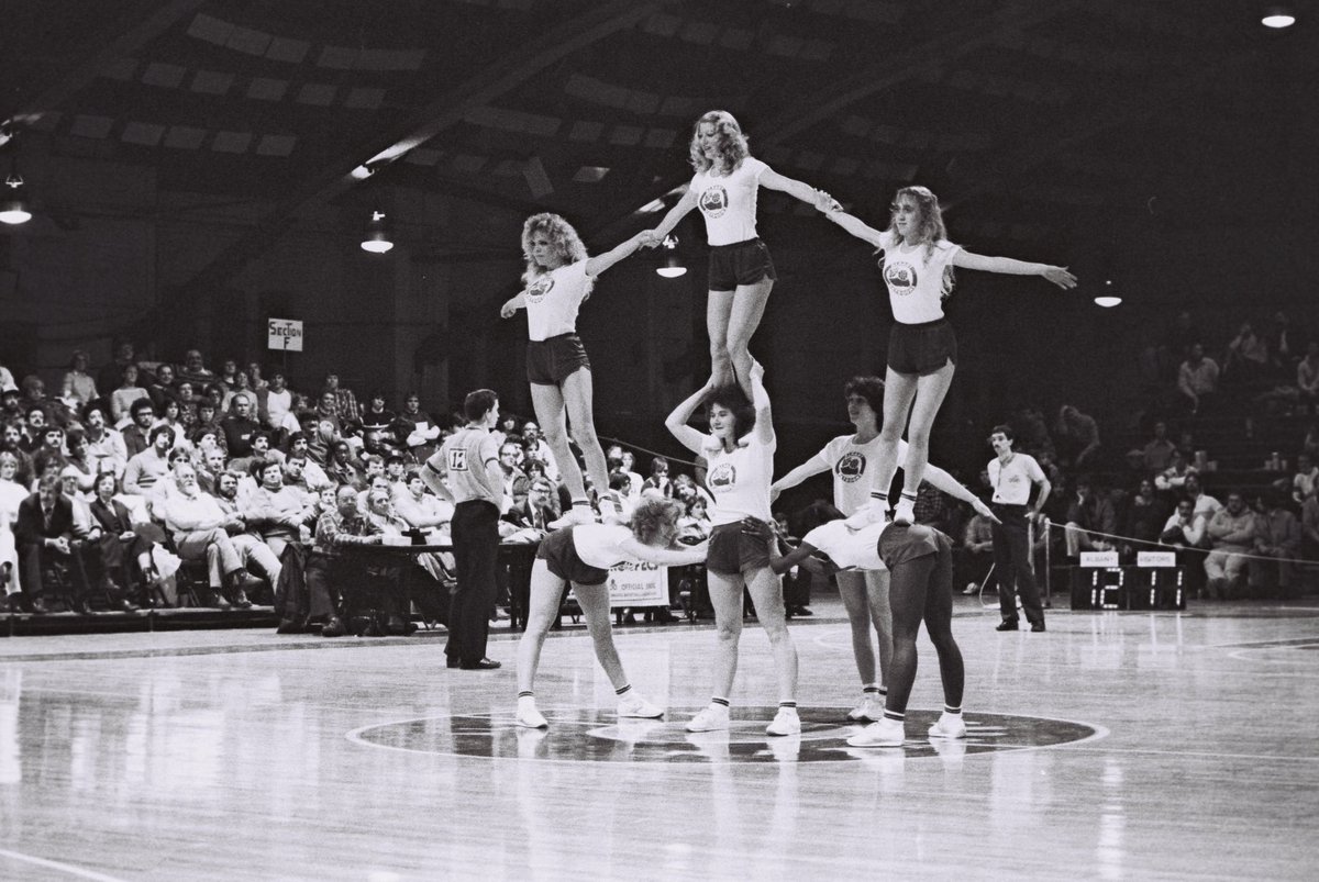 #Patroons cheerleaders showing what might have been the early stages of one of <a href="/PhilJackson11/">Phil Jackson</a> triangle offensive sets? Nah, just #bighair and great halftime entertainment! #theminorleaguemecca #basketball #knicks