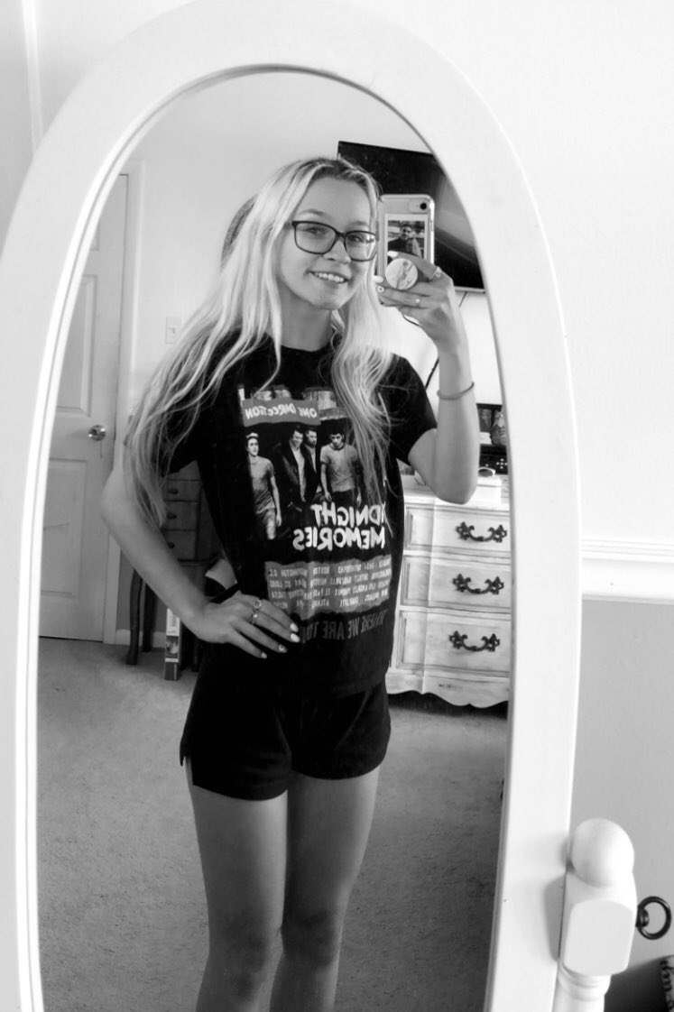 mlab1016's tweet image. just how fast the night changes♡ #8thYearsOfOneDirection