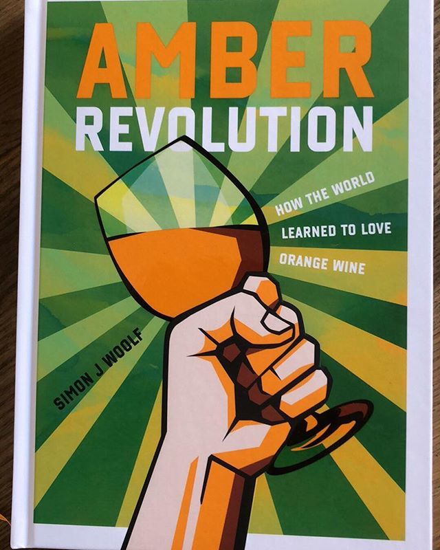 mevrouwhamersma's tweet photo. Behalve rood, wit en rosé is er ook oranje. #simonwoolf schreef Amber Revolution.
Vanaf 2 oktober bij de collegaatjes van Bol te koop. Maar ik heb al 7 exemplaren van de schrijver zelf. En voor dezelfde prijs als Bol.
Vooruit, een cent voordeliger..… https://t.co/0xG1QqpRxm https://t.co/aubTn6Y3GV