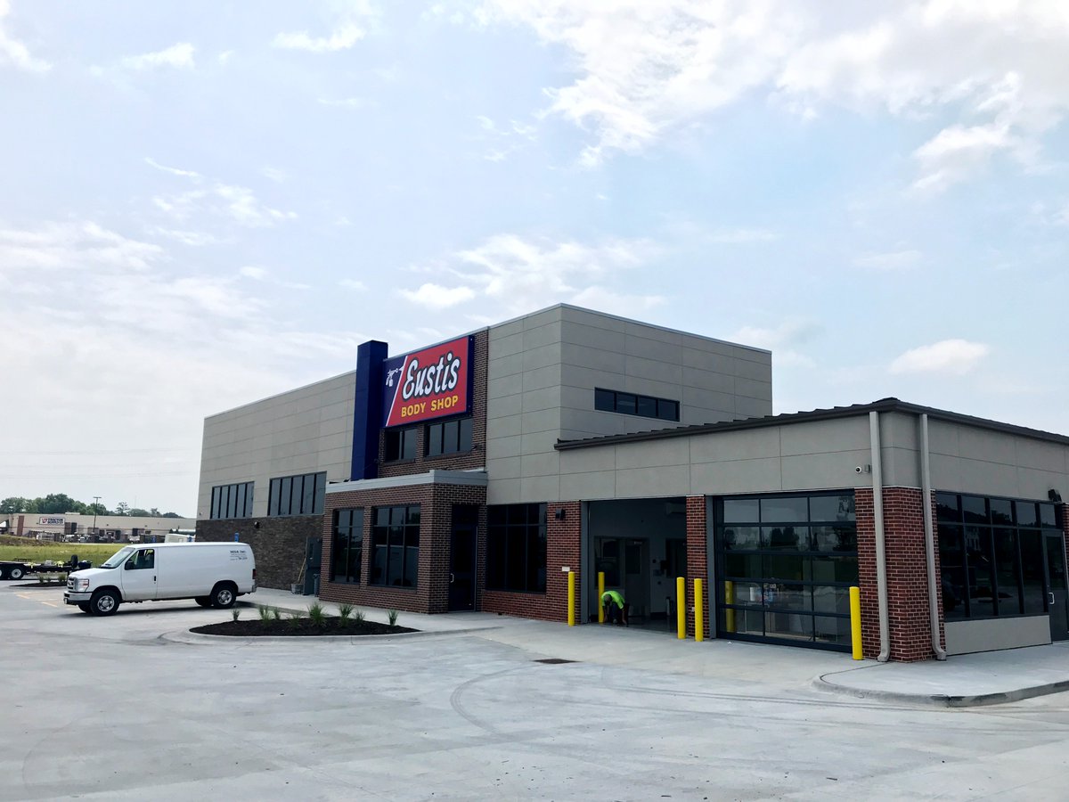 ebbekadesign's tweet photo. From a logo refresh to a new website, we’ve had a great time designing for our client Eustis Body Shop. Today they are officially open for business at their shop at 87th &amp; hwy 2! #ebbekadesignco #eustisbodyshop #LNK https://t.co/yZUxUYz2rC