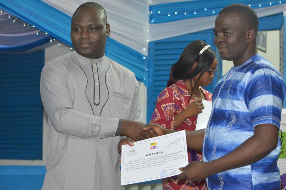 medevunui's tweet photo. Le président de #AJDM @charleskolou a reçu vendredi 20 une attestation de fin de formation à l' #incubateur #LibreEnsemble des projets sociaux de @OIFfrancophonie @Brao_OIF. Merci à @AdijeTg @AwagaPhil @eric_adja et félicitations aux autres #jeunes #CNJTogo @sfaiz92 @denistangou https://t.co/vWMMOwebhu