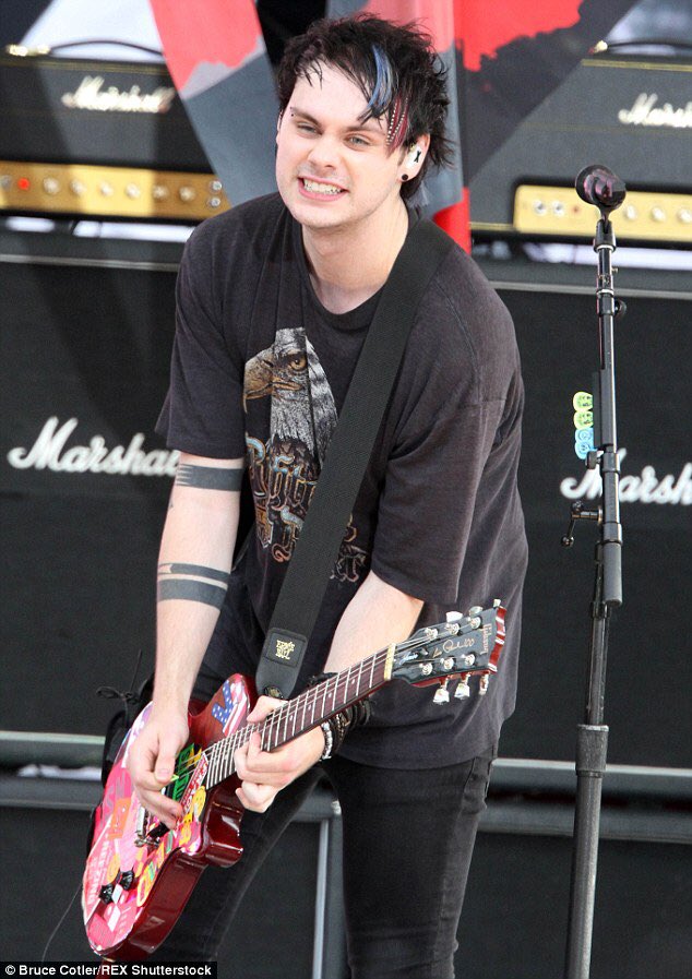 nothinbutmgc's tweet photo. michael’s hair feather rt if you fucking agree #MTVHottest 5SOS https://t.co/dVh6yTYwNC