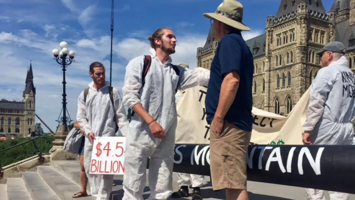 GreenpeaceCA's tweet photo. #ICYMI #KinderMorgan is out! In light of the July 22nd deadline, @GPOttawa volunteers dressed as KM employees & delivered the #TransMountain pipeline right to @JustinTrudeau's doorstep at Parliament Hill: https://t.co/rPASpqWoZI
#cdnpoli #NoTMX https://t.co/8WJDrC1zVv