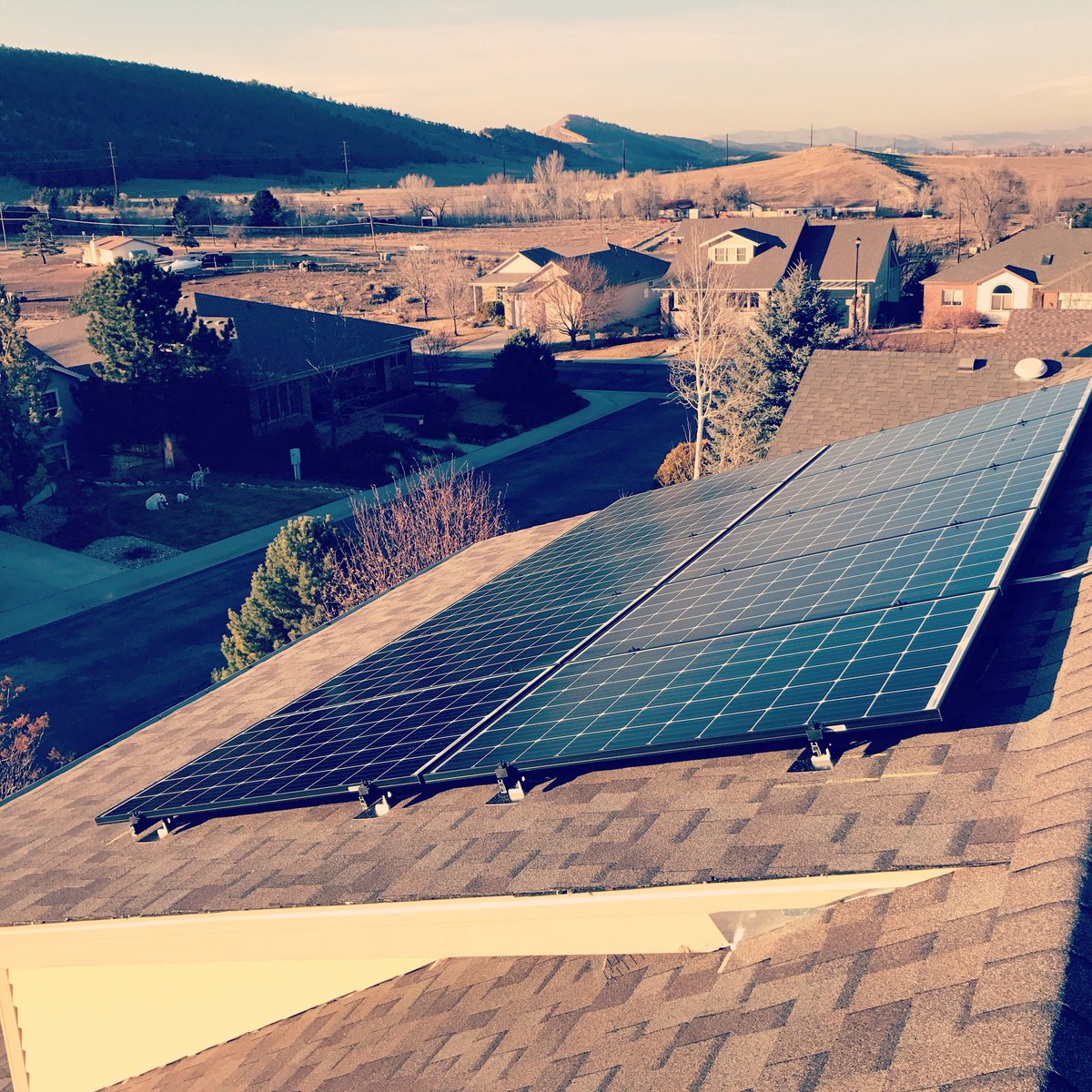 ARE__Solar's tweet photo. People all over the Front Range are #readyfor100 Are you? @SierraClubCO #SunPoweredLife ⛰☀️ https://t.co/BlvPwYlb3r