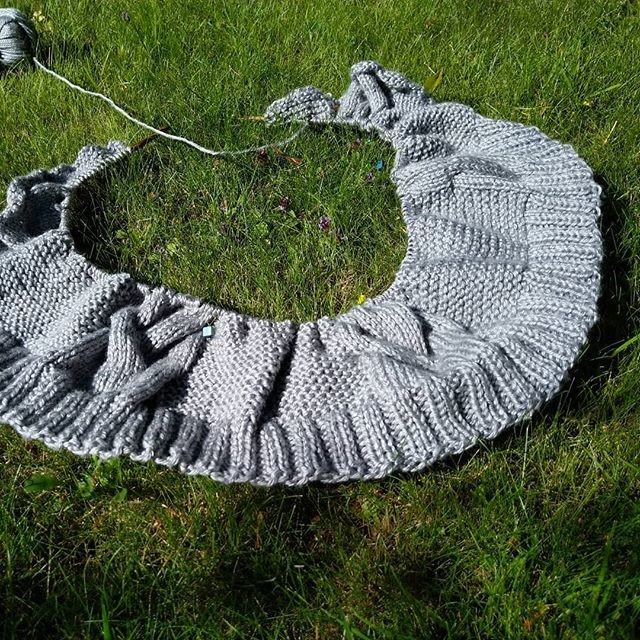 TitchySiobhan's tweet photo. Reposting @artesanitarium: - via @Crowdfire
Today's knitting progress on the lawn! .
.
.
#knitting #knitstagram #knittingaddict #knit #knittinginspiration #fashiondesign #Knitfast #knittingpattern #fromtheartesanitarium #knittinglove #knittingwithlove #knittingcables #yarnporn https://t.co/piH6rqp6DT
