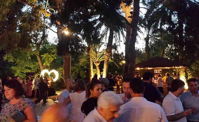 LaTeteraVerde's tweet photo. Preciosa la presentación de @gastroguiaalicante en papel...¡¡ enhorabuena!!. En @jardinesdeabril #Alicante https://t.co/FzFZMRXX1x https://t.co/Wx9exgmdMu