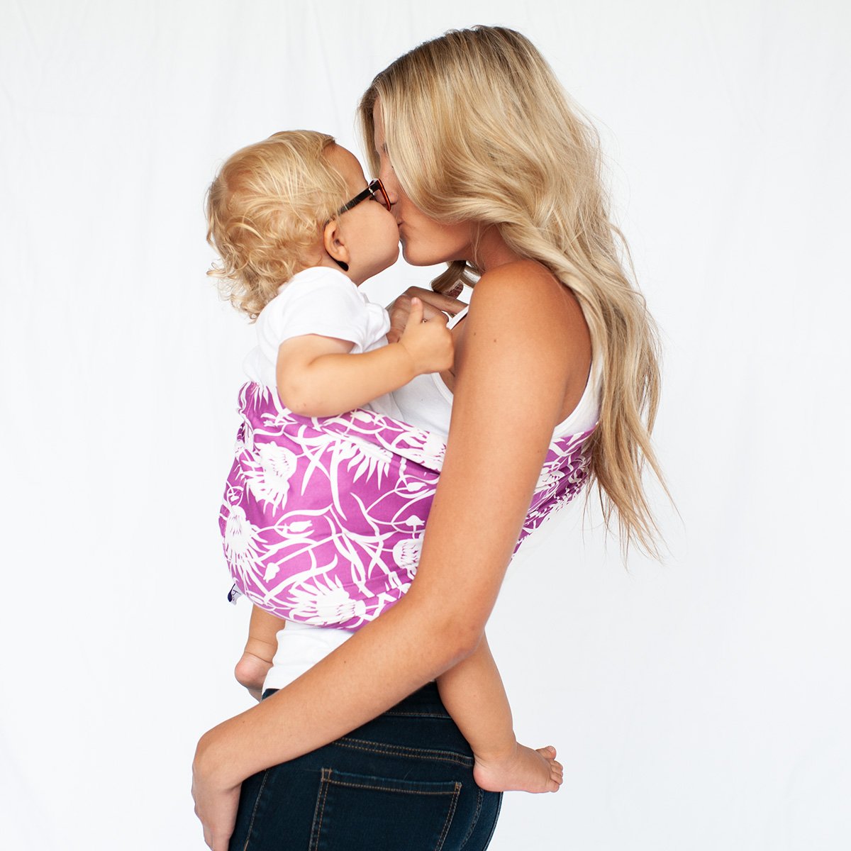 Hotslings's tweet photo. Babywearing is the perfect way to snuggle your little one all day long! 💕 #babywearing #hotslings #babycarrier #babysling #slinglife https://t.co/GxPVZO1vxY
