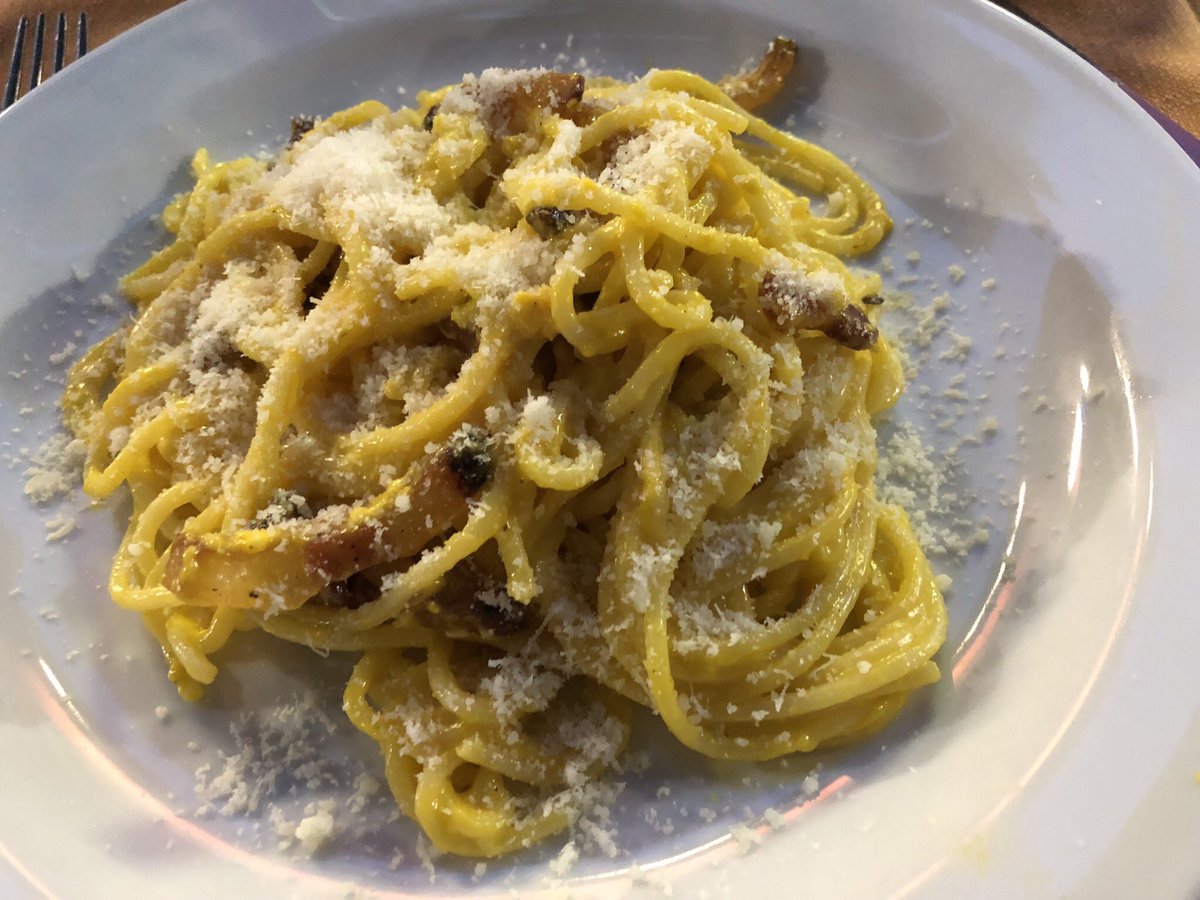 brokenflower80's tweet photo. ...dovevo andare a mangiare la pizza... e invece ho ceduto alla carbonara 

[tipico scorcio della storia della mia vita]

- comunque quello sopra è pecorino- https://t.co/VL8ExjWOVP