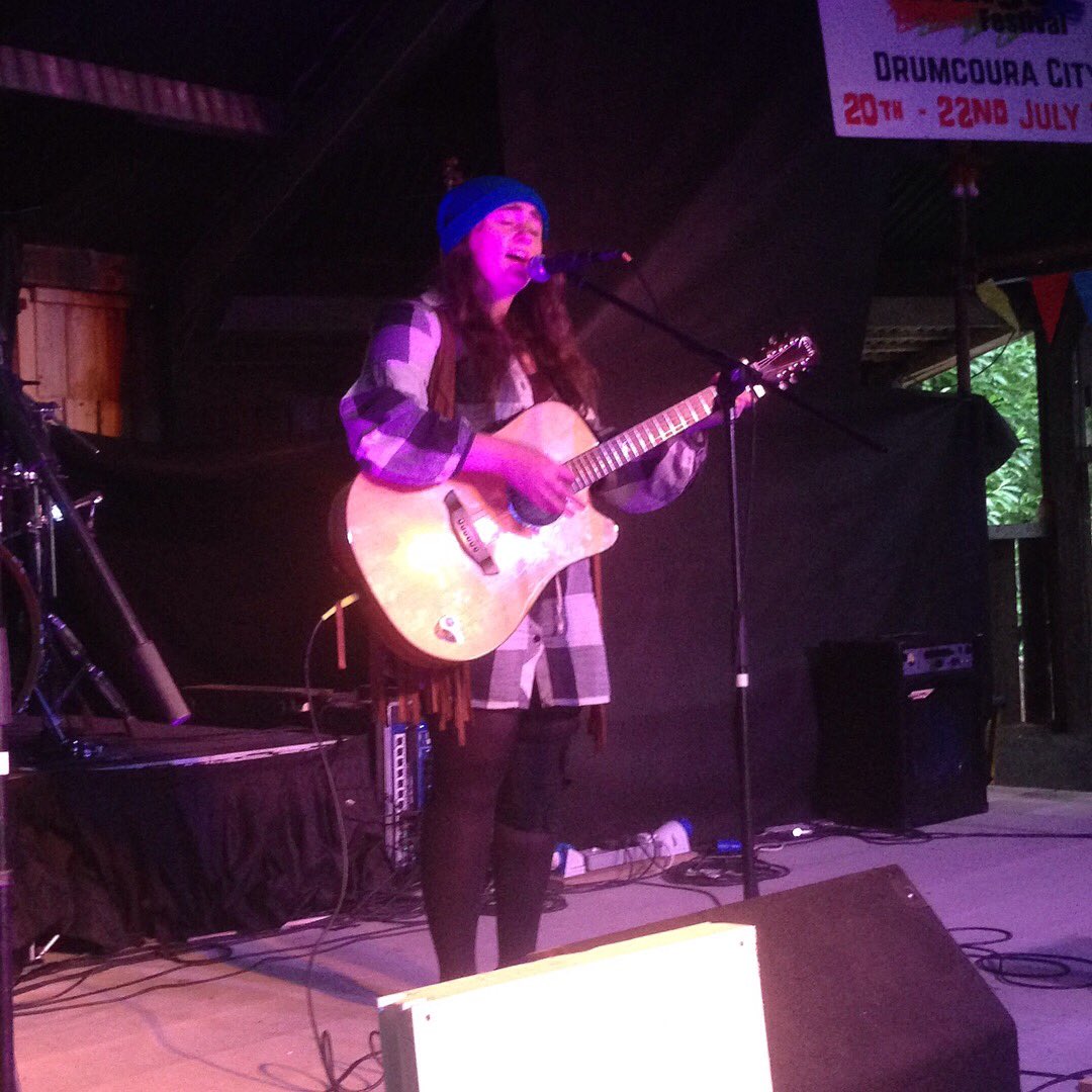 This young lady is jaw droppingly good!! We ❤️ <a href="/rachelgrace2002/">Rachel Grace</a> at #freefringefest18 #irishmusicparty