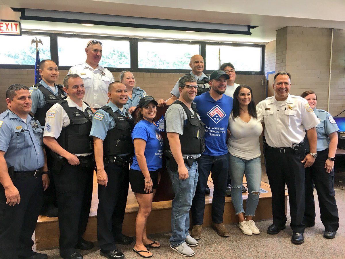 Cubs's tweet photo. 💙 @kschwarb12 surprised police officers and their families today! 

#NeighborhoodHeroes #EverybodyIn https://t.co/A8AtWrFTdr
