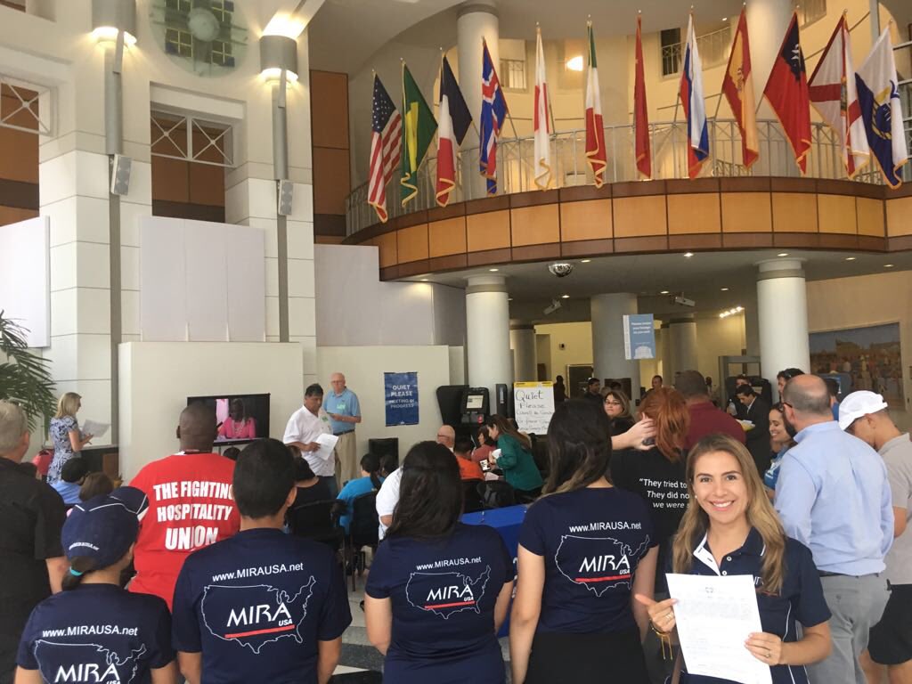 #MIRAUSA presentes en el City Hall de Orlando @citybeautiful apoyando la resolución del #TrustAct a favor de la comunidad inmigrante de esta ciudad, para garantizar la protección de las familias sin un estatus legal definido