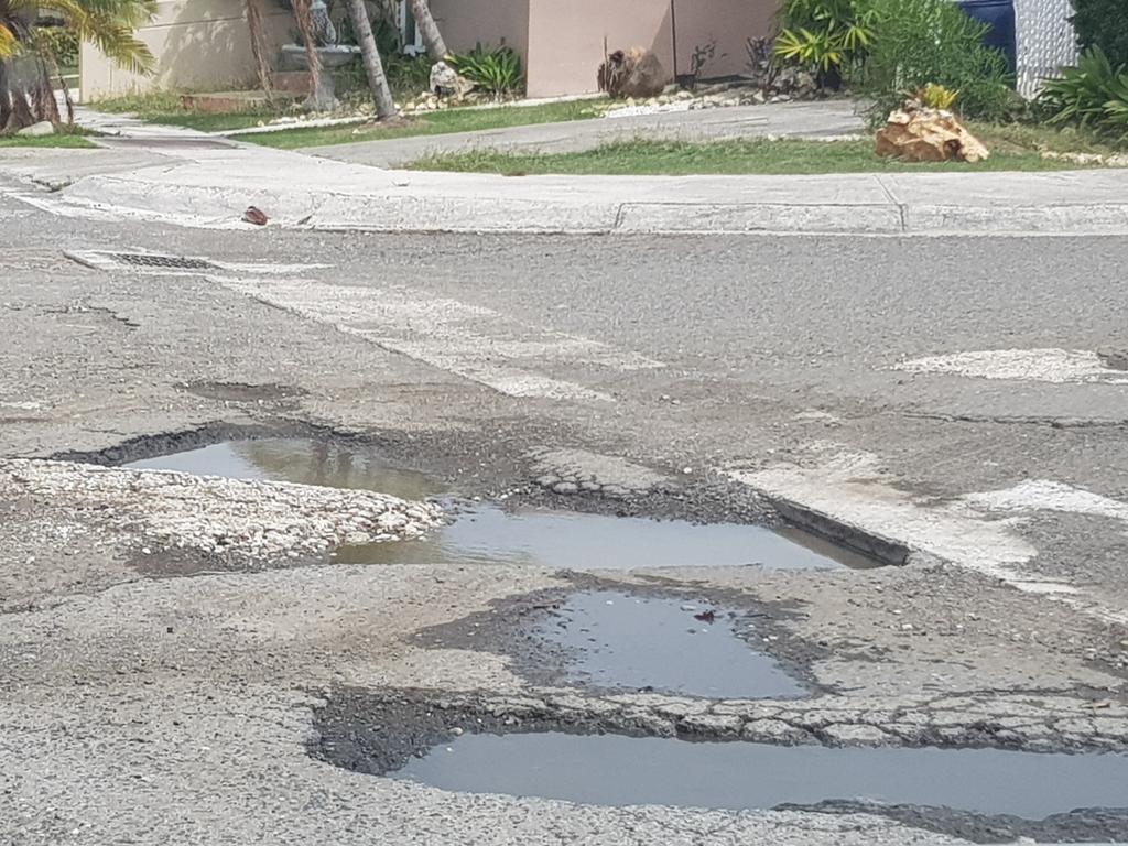 AnaEMadera1's tweet photo. @MaritzaWAPA  así se encuentra la calle Caminito de Estancias del Laurel, En el Coto Laurel de Ponce. Ya que  hoy entrevistaron en Ponce sobre el deterioro de la ciudad. Muy lamentable. https://t.co/4rdFdCjFzS