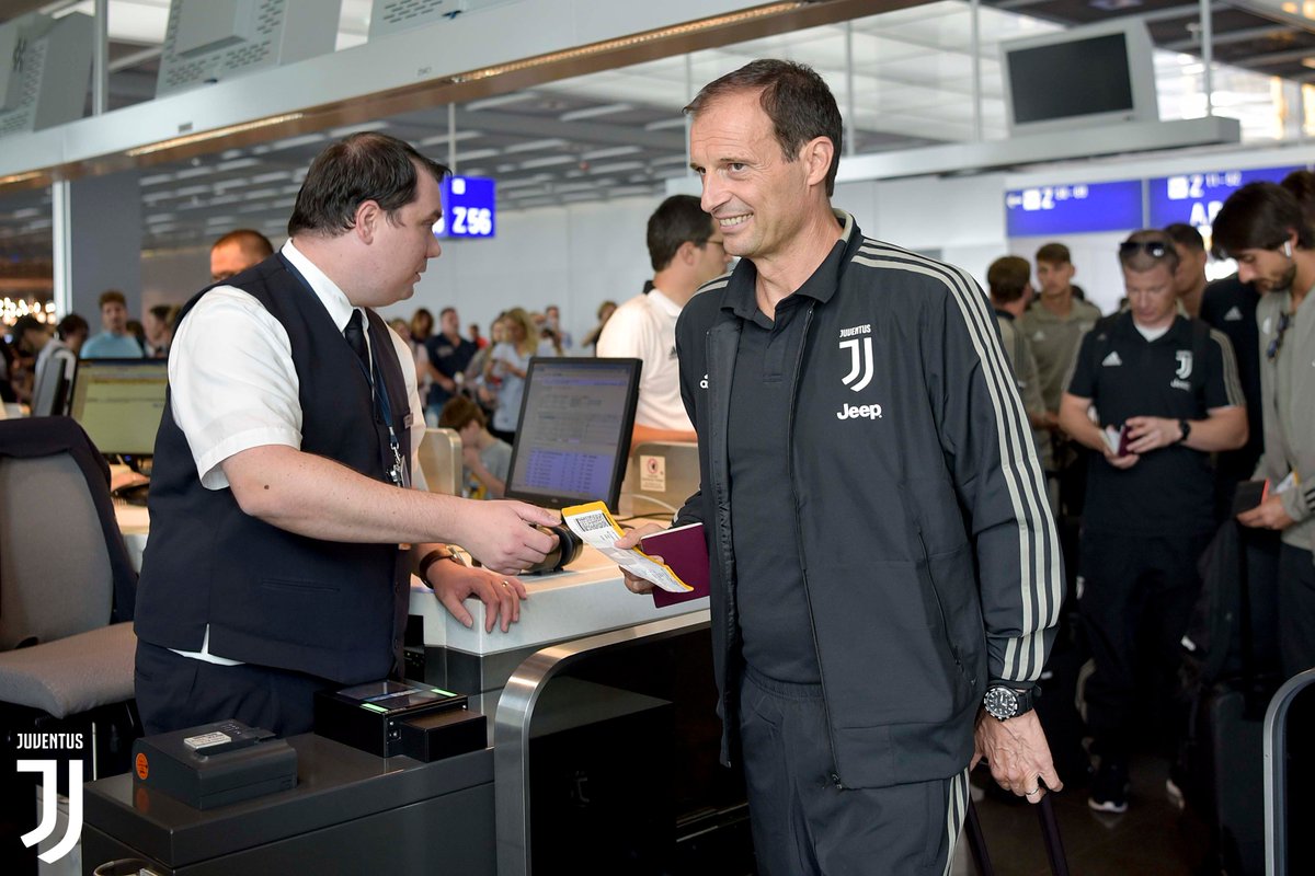 Juventusfcar's tweet photo. الميستر @OfficialAllegri أليجري و شركاؤه في الطريق إلى 🇺🇸! 📸 لصور الرحلة ➡️ https://t.co/keQeKiy0hC  🏳🏴 #CONTAJUS 🏳🏴 https://t.co/Wq0lUzhZJa