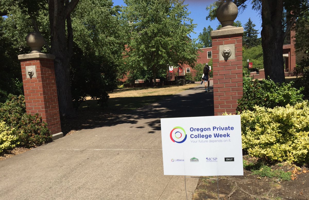 Oregon_Alliance's tweet photo. @willamette_u is ready to get future students to consider the value of their college choice during OPCW 2018! #ThinkIndependent2018 https://t.co/REnC9q5OCd