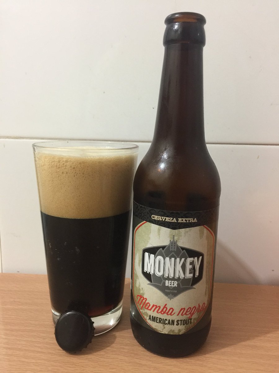 Cerve0Maestro's tweet photo. Hoy nos vamos a Toledo con @MKYbeer y su mamba negra.
Una American Stout de 7.5% ABV y 35 IBUS con un aroma tostado y un sabor dulce, cremoso, torrefacto y sorprendente ligero para ser una Stout.
Me gusto. #beer #hop #toledo #stout #monkeybeer #cerveza https://t.co/QbW5E2LKRO