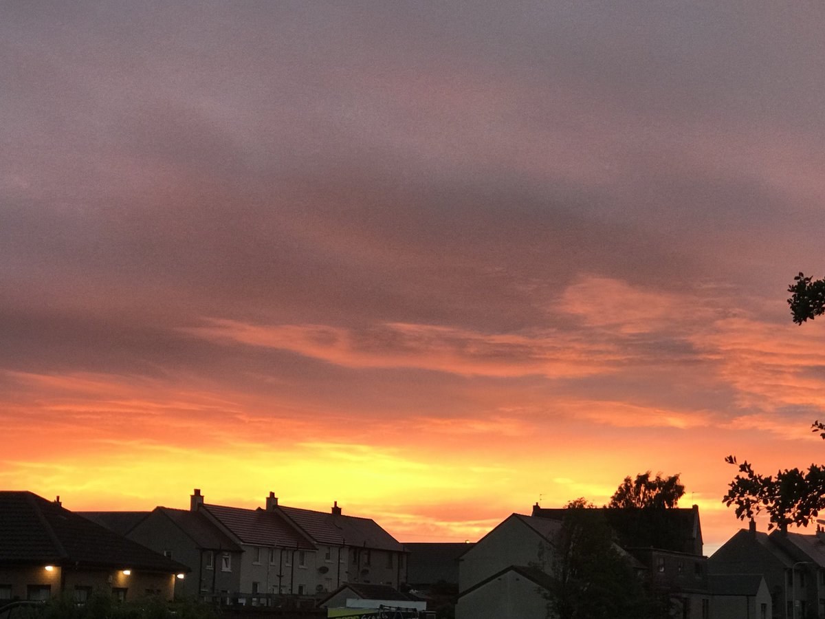 @WindyWilson88 Three hours of non stop pissing it down (forgot what rain looked like!!) followed by this.. !!! Wtf #wallacestone #scottishrain #scottishsunset